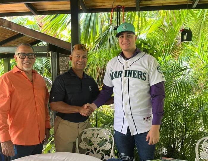 José Gabriel Torres consiguió su anhelada firma con una organización de Grandes Ligas (+Fotos)