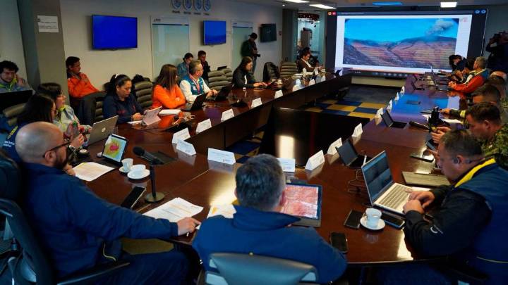 Se activa Sala de Crisis Nacional por alerta naranja en Volcán Puracé y aumento de sismicidad