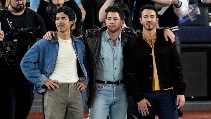 Jonas Brothers stop for Buffalo's 'best wings' before their KeyBank Center concert