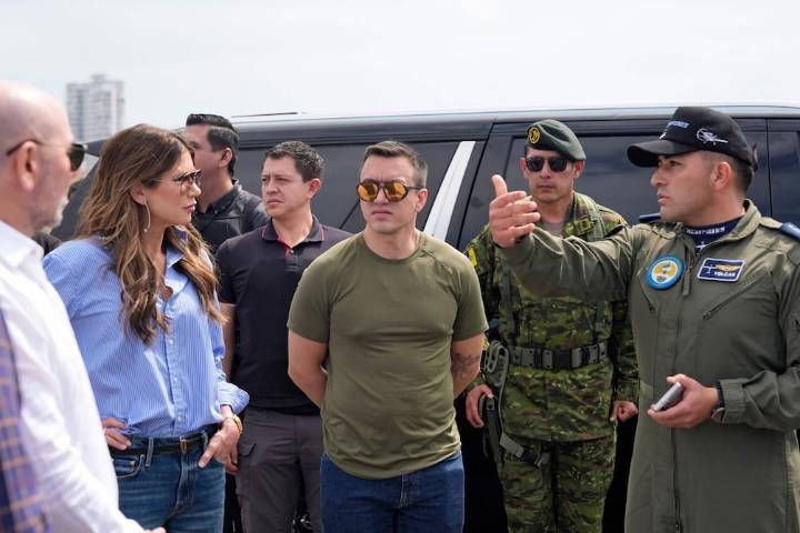 Kristie Noem inspecciona base aérea de Salinas: le interesaron áreas para un hangar, dormitorios y comedores para un posible destacamento del ‘Homeland Security’