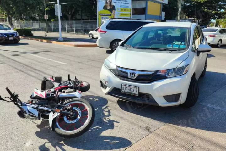 Vuelta imprudente provoca choque entre auto y moto en Ciudad del Carmen; joven resulta lesionado