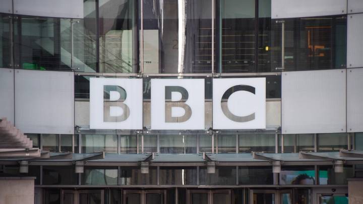 Dimite el director general de la BBC tras acusaciones de manipular declaraciones de Trump