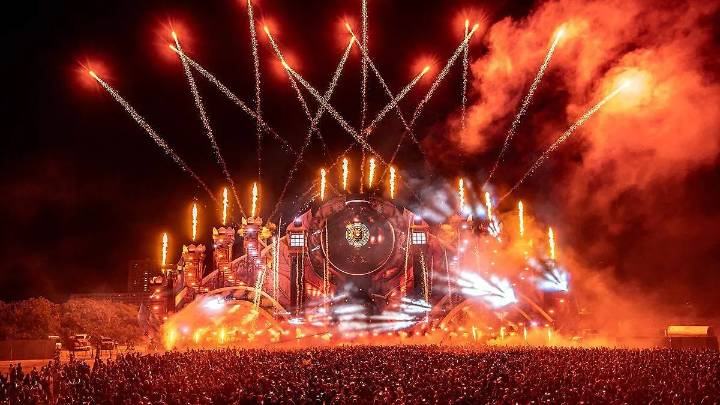 Abarrotan poblanas y poblanos sedes por boletos gratis para festival de música electrónica