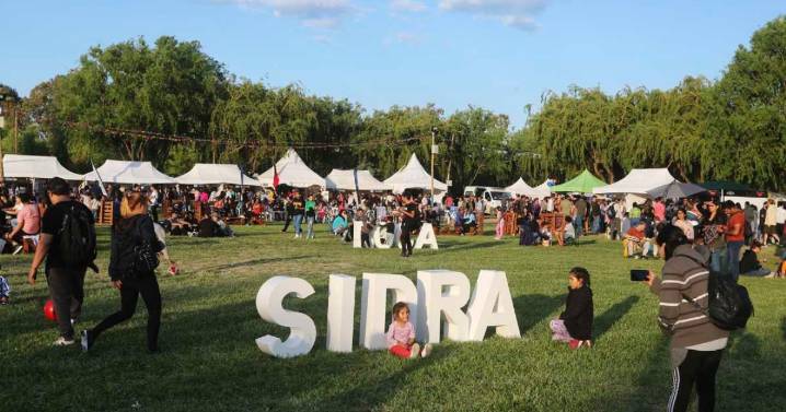 Día 1 del Festival de la Sidra 2025 en Roca: horarios, stands y el cierre de la noche con La Delio Valdez