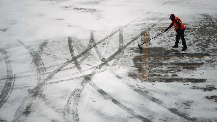 Snowy homecoming for Detroiters on biggest travel day of the year