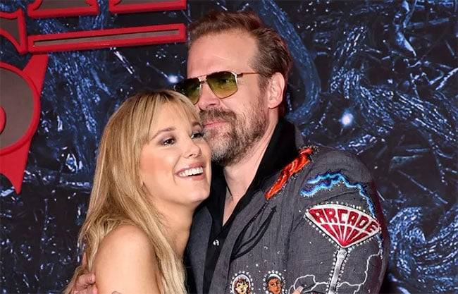 Millie Bobby Brown denuncia a David Harbour por acoso e intimidación