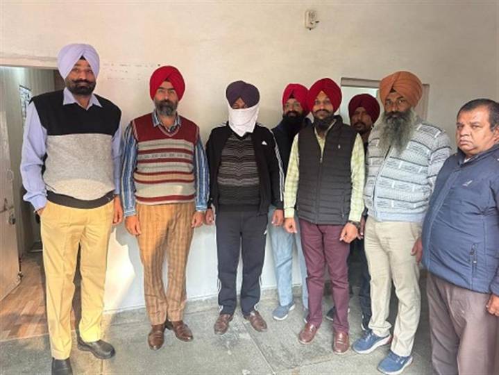 Vigilance Bureau nabs Patwari red-handed while accepting second installment of bribe Rs 25000