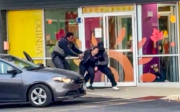 Agentes del ICE arrastran y detienen a una maestra de guardería en Chicago