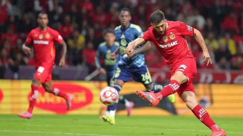 Toluca derrota 2-0 al América con goles de Paulinho y Helinho