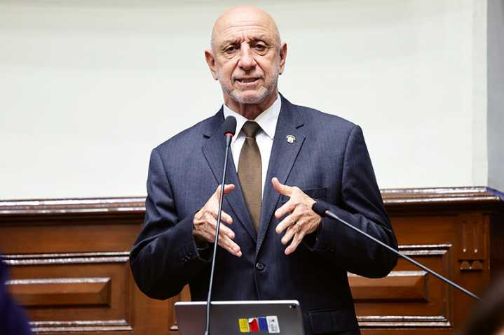 José Cueto cuestiona beneficios navideños y exige reforma integral del salario estatal