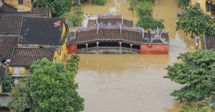 Tourists return to Vietnam's Hoi An after record floods