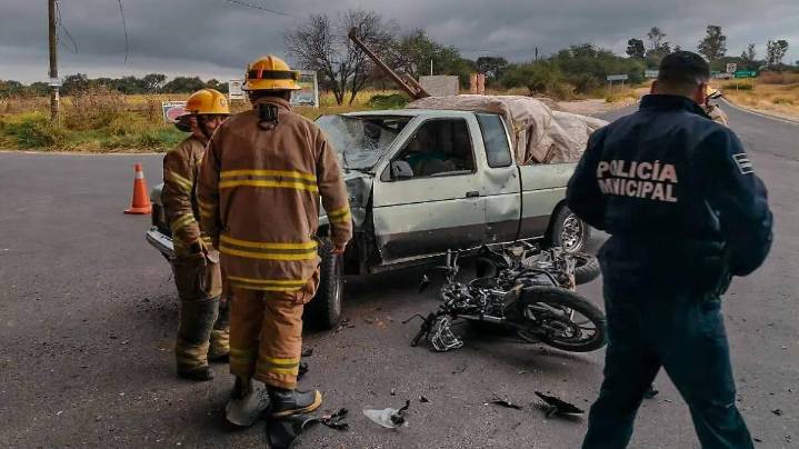 Encontronazo entre una moto y una camioneta