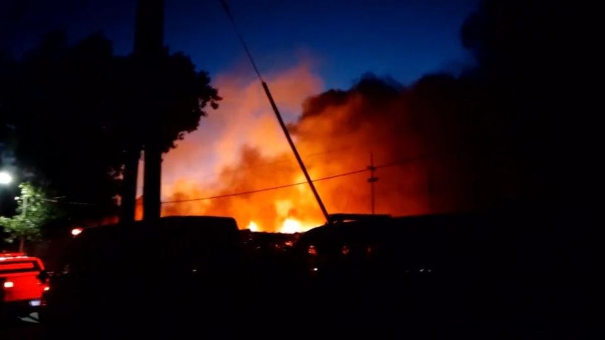Feroz incendio en fábrica de envases plásticos de Lomas de Zamora: bomberos trabajan en el lugar