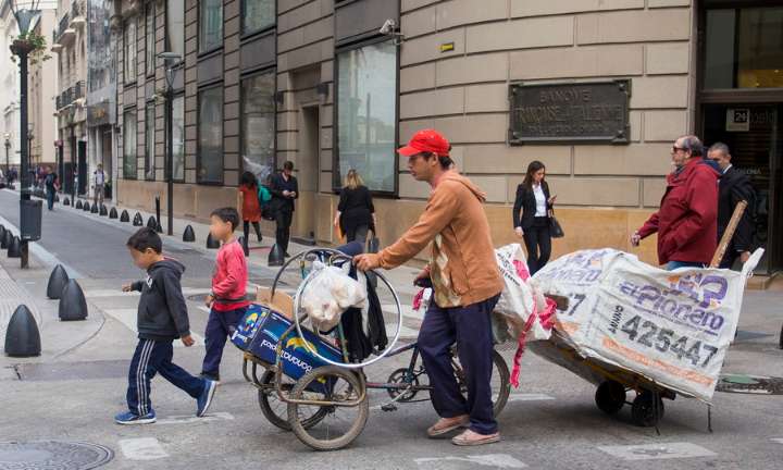 La pobreza en hogares más vulnerables cayó del 48% al 31% en agosto, según informe de UNICEF