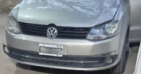 Frenaron un auto en pleno control y cuando abrieron el capó se dieron con lo peor