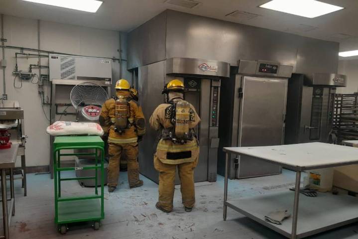 Incendio en comercio deja a dos intoxicados, en Ramos Arizpe