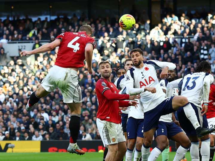Spurs and Man United both score stoppage-time goals in frantic 2