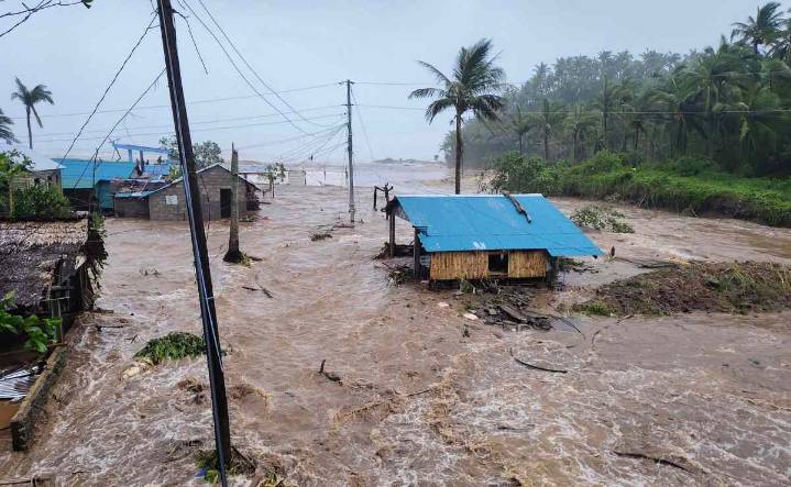 Supertifón Fung-wong toca tierra en la isla de Luzón, en Filipinas