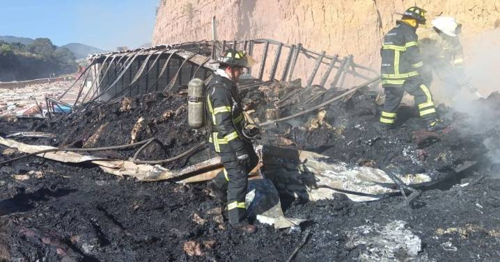 Tráiler cargado con telas vuelca y se incendia en autopista Toluca-Naucalpan; cierre total de la circulación