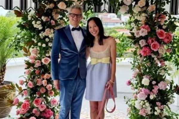 John Waters oficia boda de Johnny Knoxville y Emily Ting