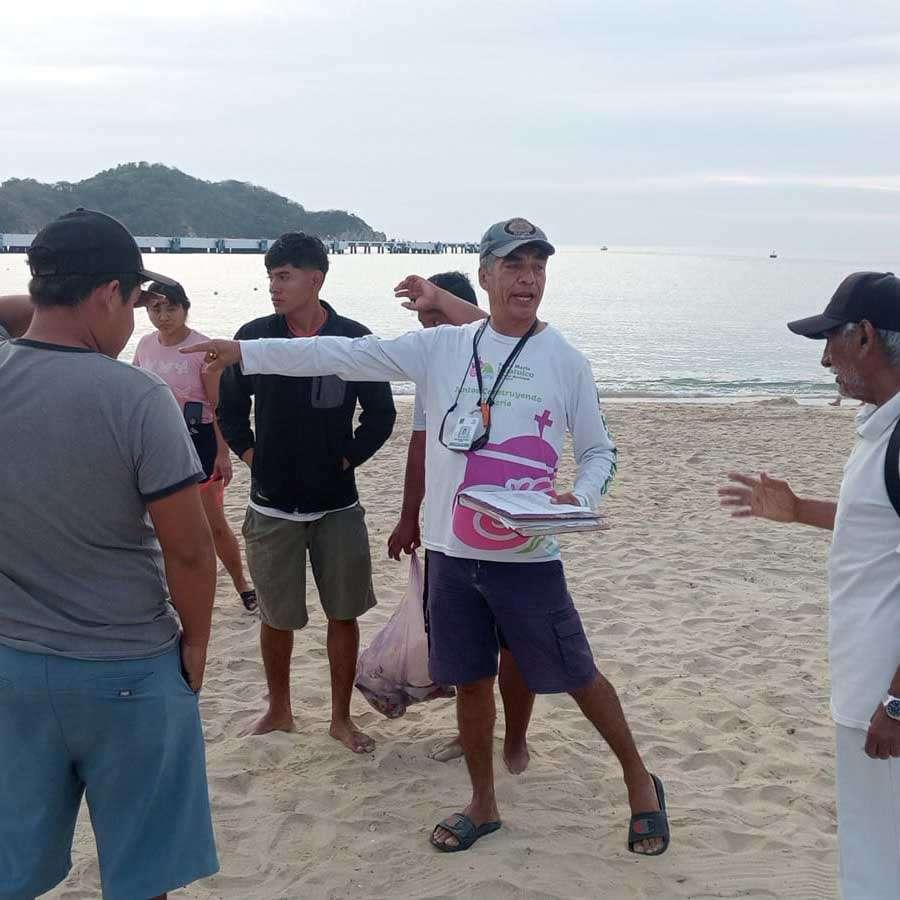 Limpian playas de Huatulco