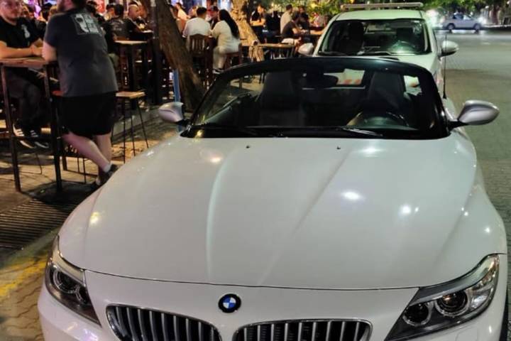 En Mendoza. Lo detuvieron manejando un descapotable, con una copa de vino en la mano y borracho: era funcionario público