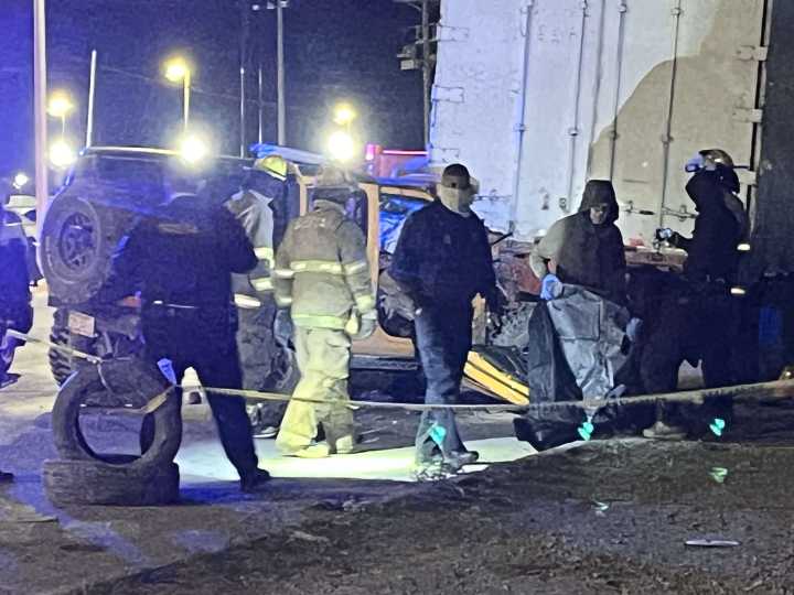 Abandonan a dos mujeres tras fuerte impacto; una murió al quedar atrapada en el vehículo