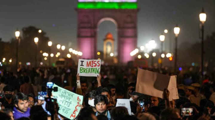 Delhi Protest against toxic air turns tense as agitators 'pepper spray' police
