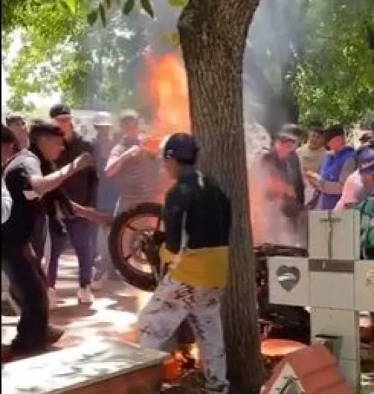 Murió un adolescente baleado y sus amigos quemaron su moto sobre la tumba