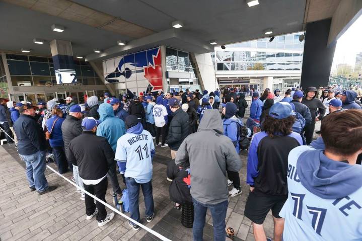Blue Jays fans go wild for World Series Game 6 in Toronto
