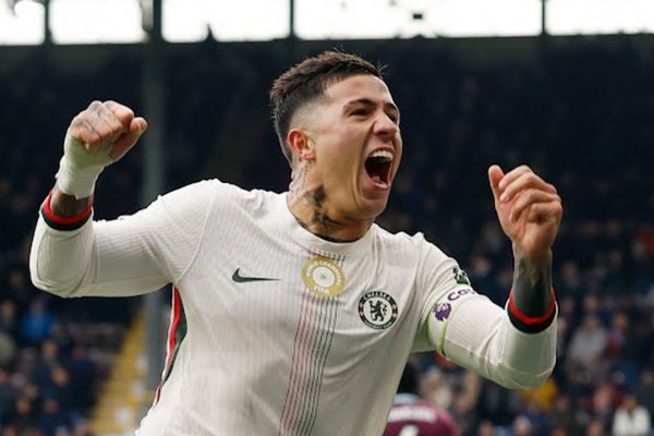 Enzo Fernández anotó en el triunfo del Chelsea, que venció 2-0 al Burnley y quedó como escolta
