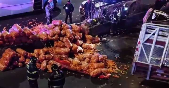 ¡Susto en la CDMX! Se vuelca camioneta con zanahorias en calles de la Miguel Hidalgo; conductor pierde el control