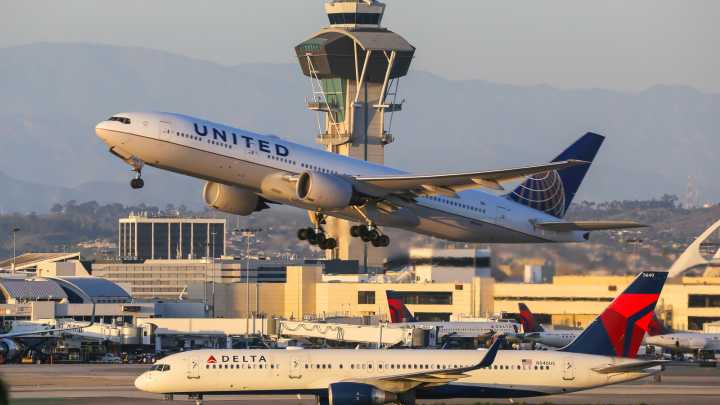 United Airlines U-Turns In Mid-Air After Seven Hours While Delta Avoids Disaster Due System Outage At JFK Airport