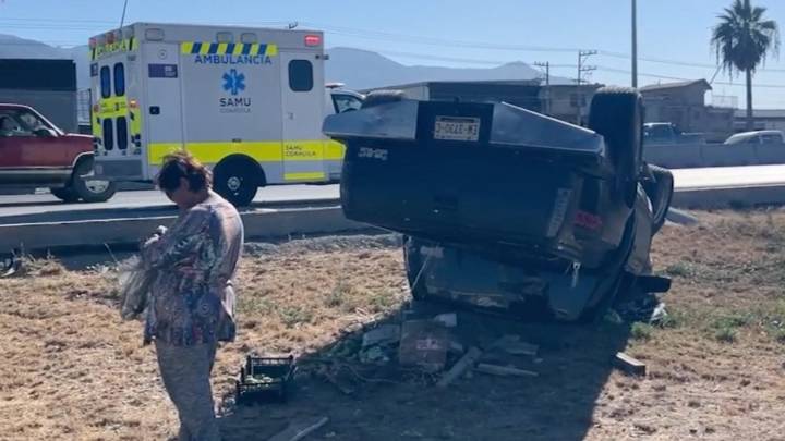 Deja volcadura a mujer herida en el bulevar Fundadores