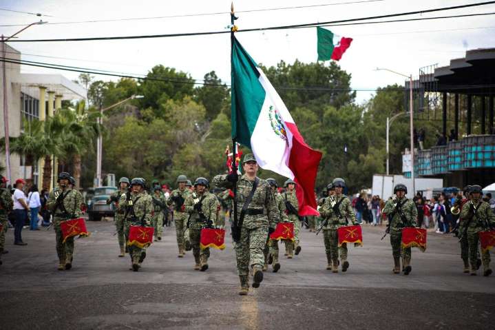 Engalanan aviones de la Fuerza Aérea el desfile del 115 aniversario de la Revolución Mexicana en Delicias