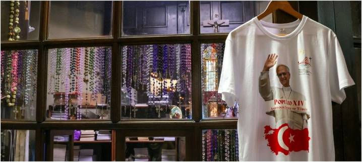 El papa León XIV parte a su primer viaje internacional: dos destinos diversos entre la historia y la guerra