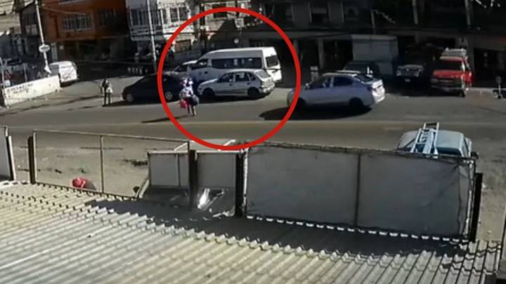 IMÁGENES FUERTES: graban momento exacto en que atropellan a adulto mayor en Naucalpan