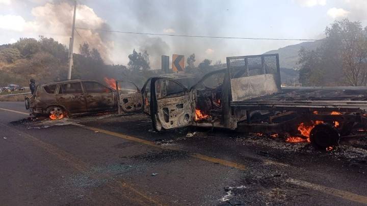 Se registran bloqueos en carreteras de 12 municipios de Michoacán; presuntos integrantes del CJNG reaccionan a operativo