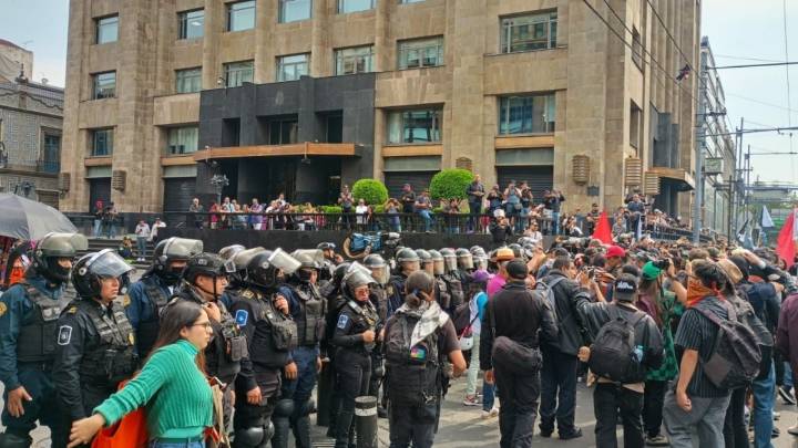 Policías impiden acceso al Zócalo a jóvenes del movimiento "Generación Z"