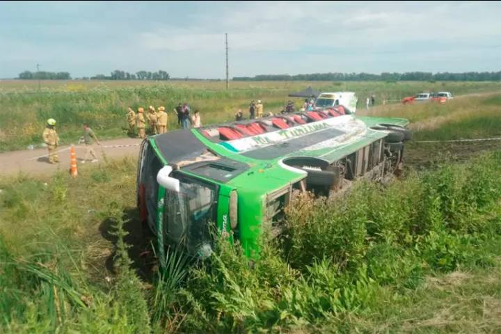 Trágico vuelco sobre Ruta 2: revelan que el micro registra varias multas por exceso de velocidad