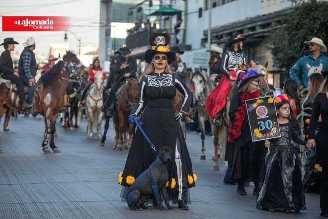 Miles disfrutan tercer desfile de Día de Muertos en Tijuana