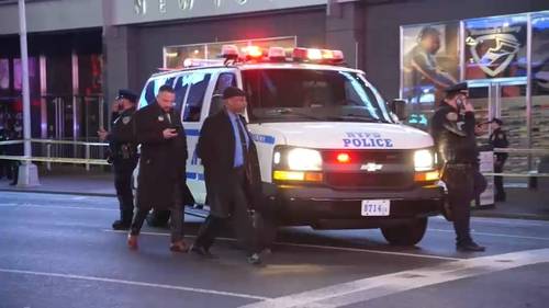 Police search for suspect who stabbed man in the back near Times Square in Midtown Manhattan