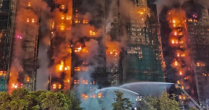 Número de muertos por violento incendio en Hong Kong sube a 13