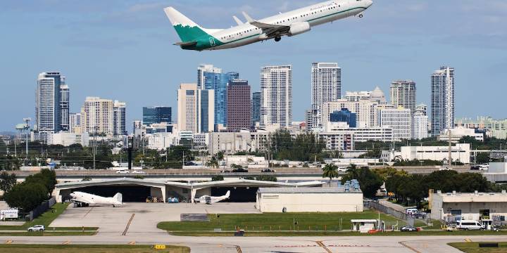 FAA lifts order slashing flights, allowing commercial airlines to resume their regular schedules