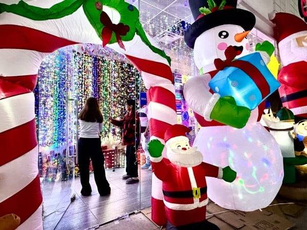 Emiten recomendaciones para evitar sobrecargas en decoraciones navideñas