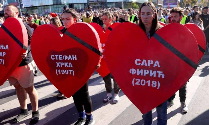 Decenas de miles de serbios rinden homenaje a las 16 víctimas del accidente en Novi Sad