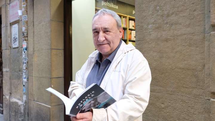 Bere ibilbidean abestutako hainbat kopla liburu batetan bildu ditu Leturiak