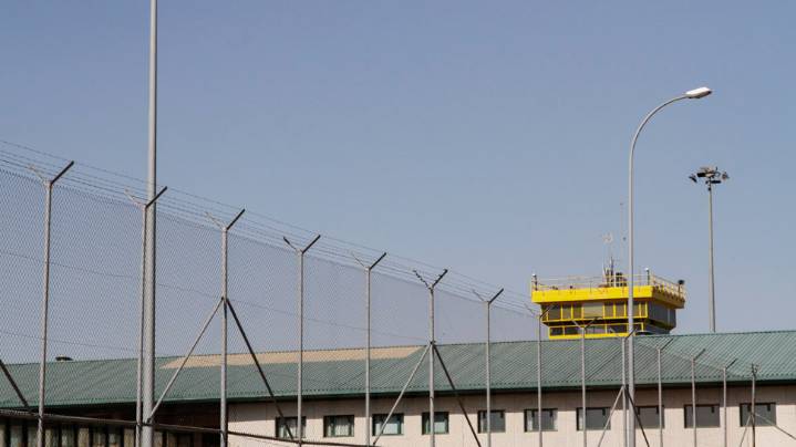 Detenida por intentar introducir en la cárcel de Albolote 479 pastillas de medicamentos en una chaqueta