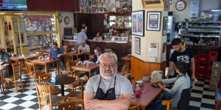 El bar porteño que fue despacho de un vicepresidente y al que los clientes ruegan entrar a tomar café aunque esté cerrado