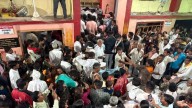 Tapón humano crea peligrosa congestión a la entrada de un templo en la India